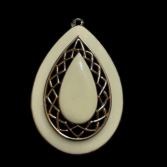 Elegant Cream and Gold tone Teardrop Vintage Pendant - Picture 2 of 3